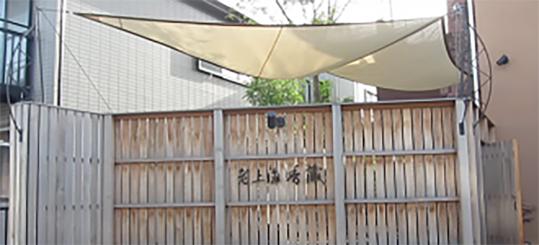 鹿児島市内の中華料理店の屋外テラス用シェードにSOLTIS 92を採用事例画像03