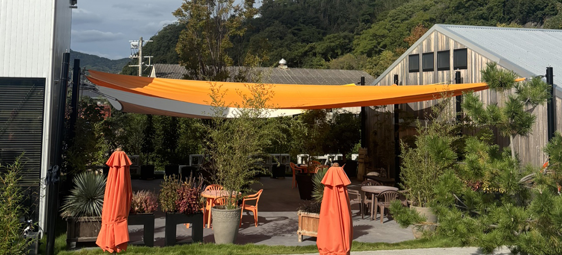 海辺の珈琲研究所　豆豆豆のシェード生地にSOLTIS 92を採用事例画像02