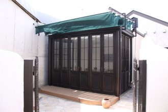 サンルーム上部の開閉式テントにe-shadeを採用