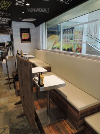 J.S.BURGER店内写真1