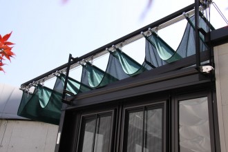 サンルーム上部の開閉式テントにe-shadeを採用